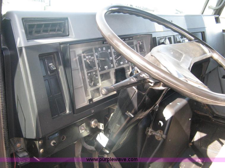 image for item A6075 1995 International 4700 vacuum truck