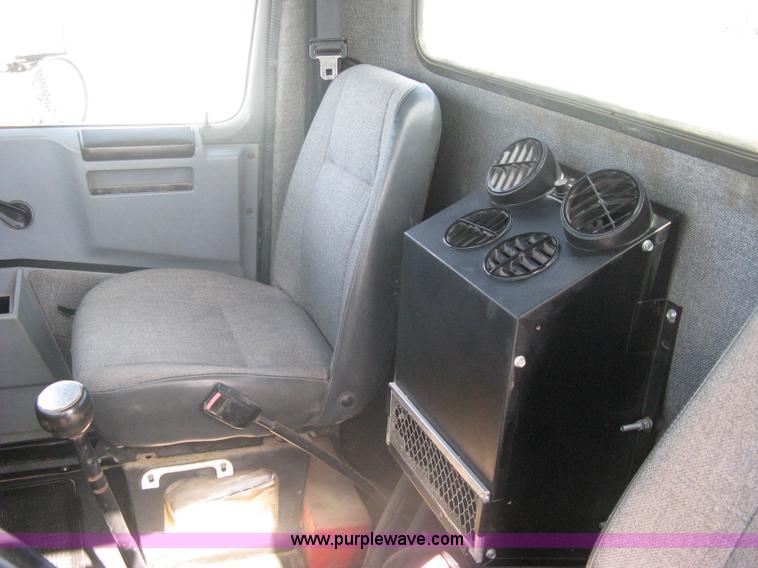 image for item A6075 1995 International 4700 vacuum truck