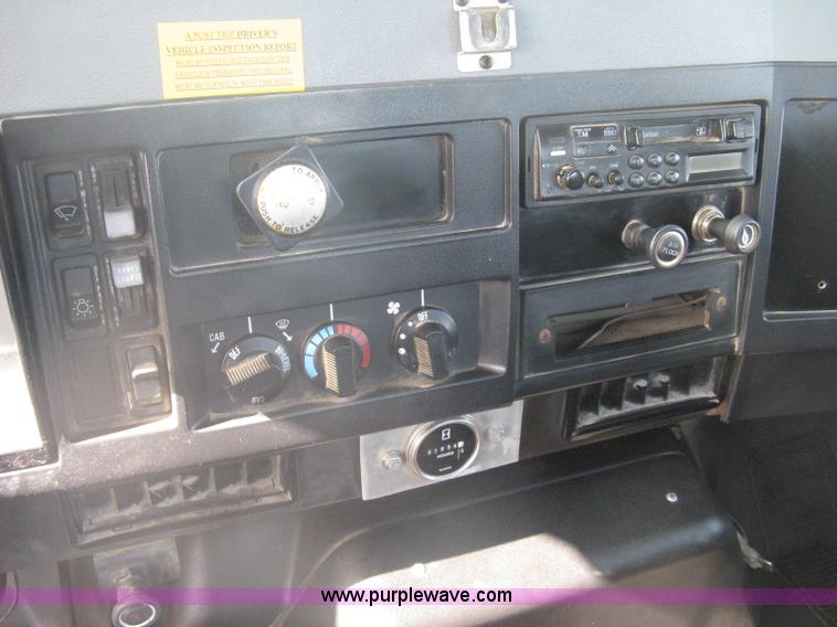 image for item A6075 1995 International 4700 vacuum truck