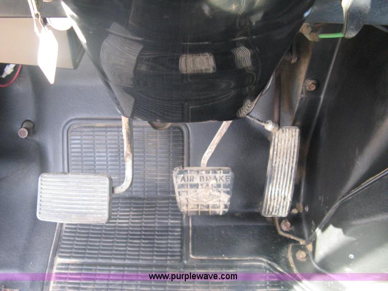 image for item A6075 1995 International 4700 vacuum truck