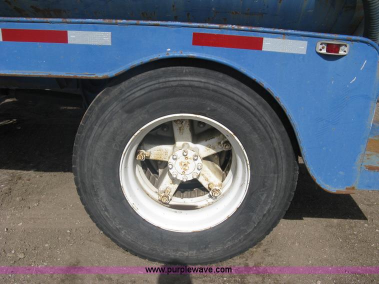 image for item A6075 1995 International 4700 vacuum truck