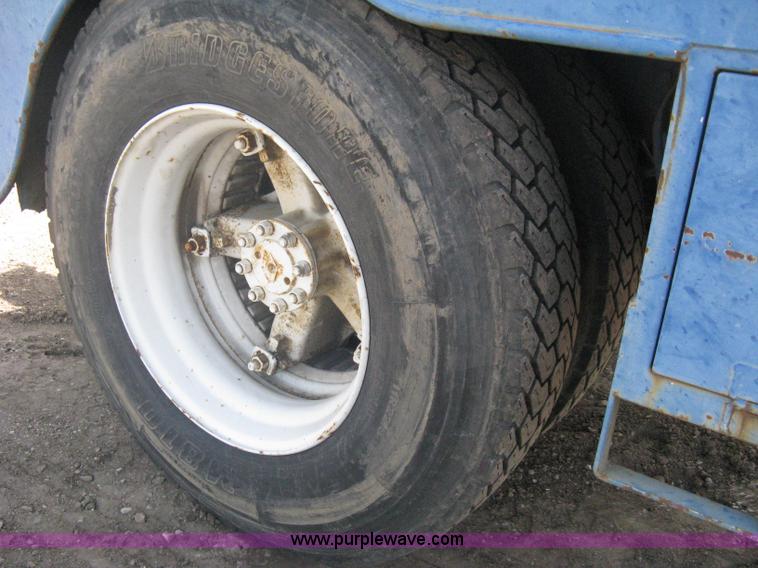 image for item A6075 1995 International 4700 vacuum truck