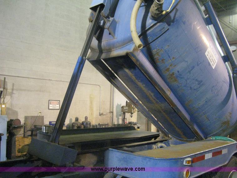 image for item A6075 1995 International 4700 vacuum truck