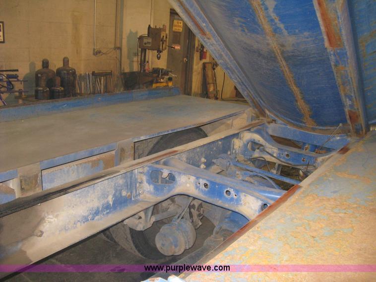 image for item A6075 1995 International 4700 vacuum truck