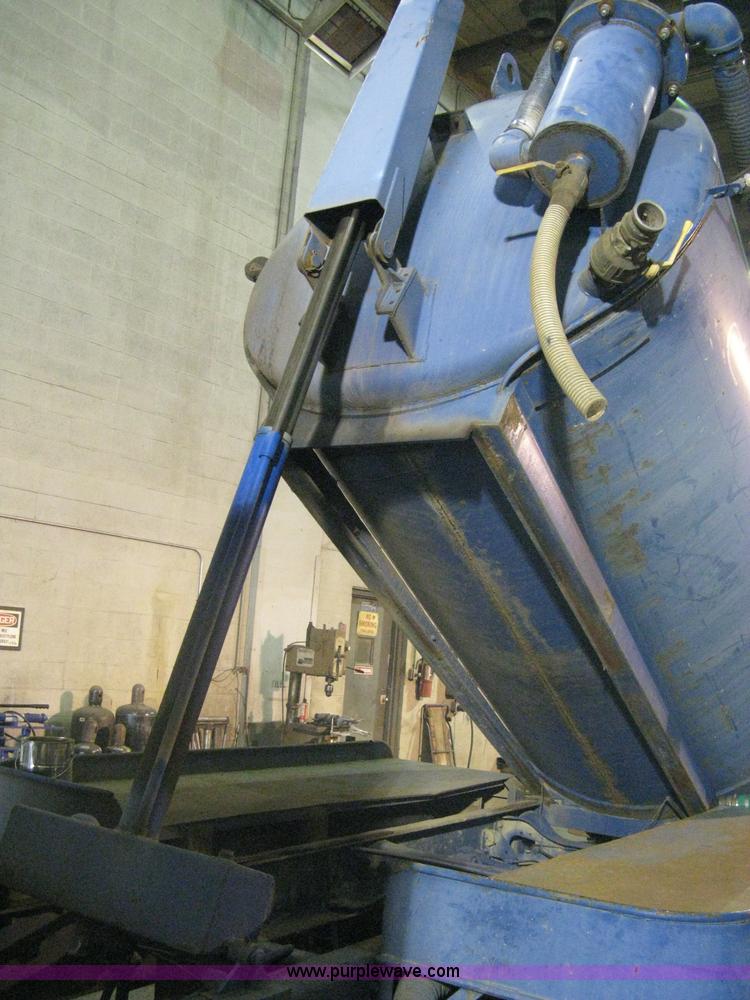 image for item A6075 1995 International 4700 vacuum truck