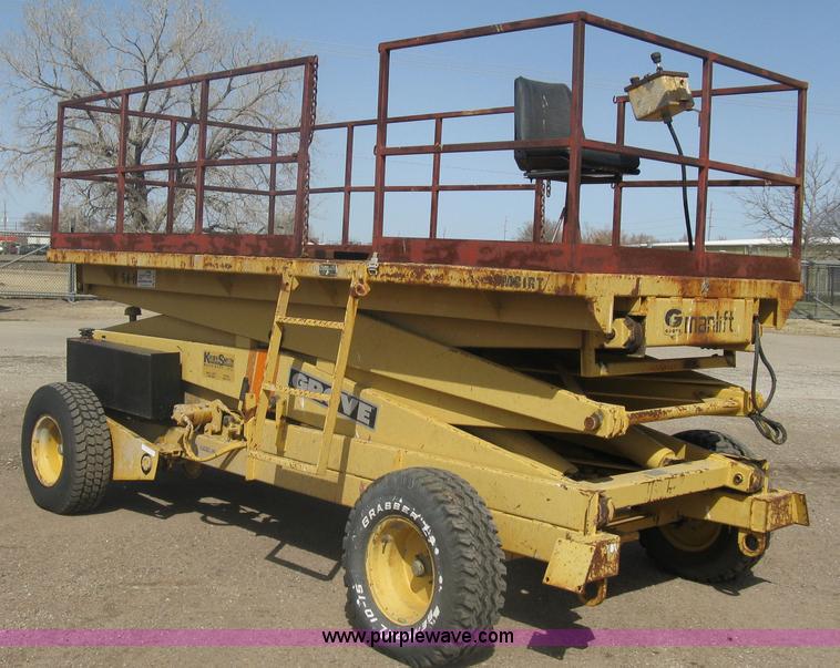 Grove SM31RT scissor lift in Wichita, KS Item A6077 sold Purple Wave