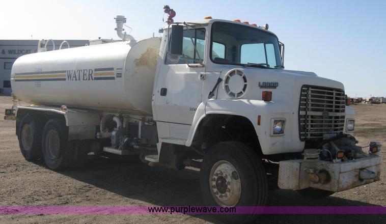 image for item A6080 1991 Ford LNT8000 water truck