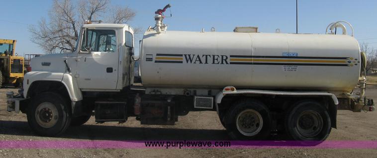 image for item A6080 1991 Ford LNT8000 water truck