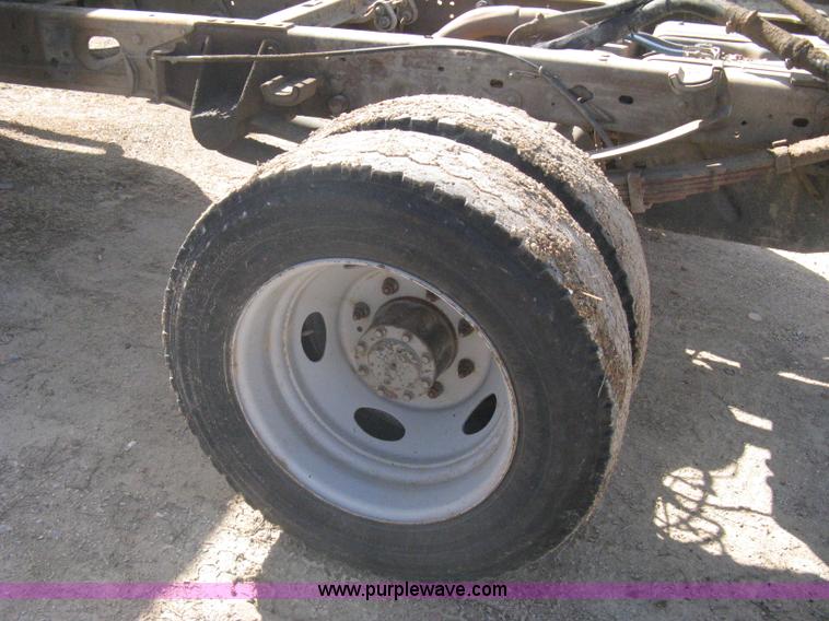 image for item A6086 1999 Ford F550 Super Duty truck cab and chassis