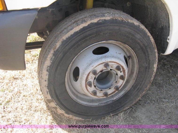 image for item A6086 1999 Ford F550 Super Duty truck cab and chassis