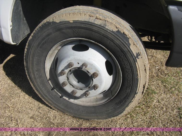 image for item A6086 1999 Ford F550 Super Duty truck cab and chassis