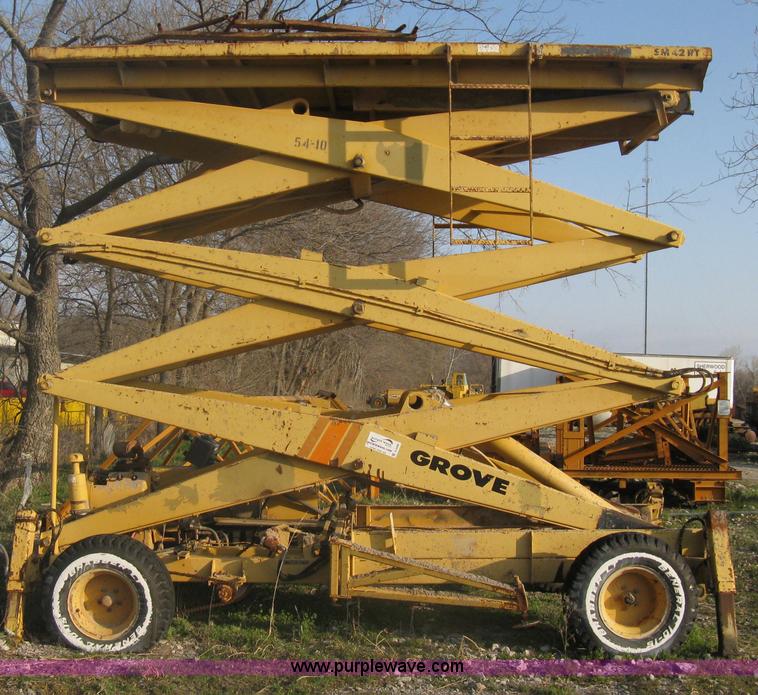 Grove SM42RT scissor lift in Catoosa, OK Item A6089 sold Purple Wave