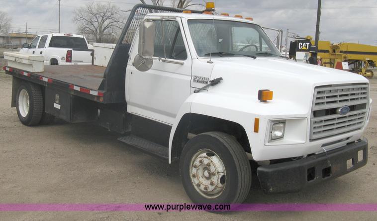 image for item A6096 1994 Ford F700 flatbed truck