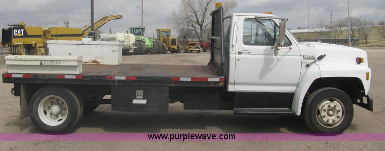 image for item A6096 1994 Ford F700 flatbed truck
