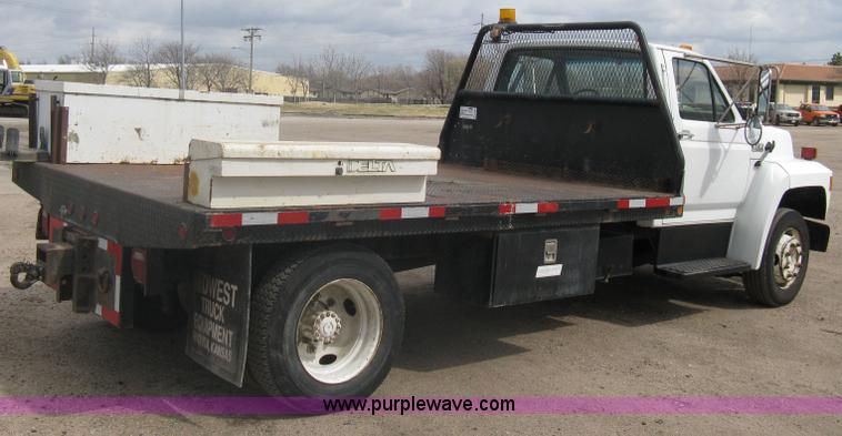 image for item A6096 1994 Ford F700 flatbed truck