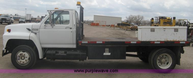 image for item A6096 1994 Ford F700 flatbed truck