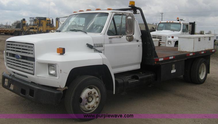 image for item A6096 1994 Ford F700 flatbed truck