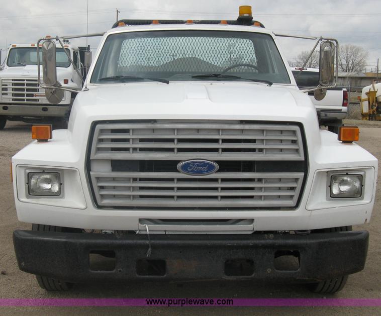 image for item A6096 1994 Ford F700 flatbed truck