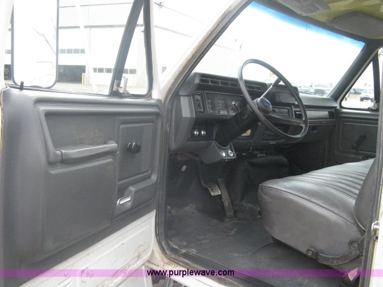 image for item A6096 1994 Ford F700 flatbed truck