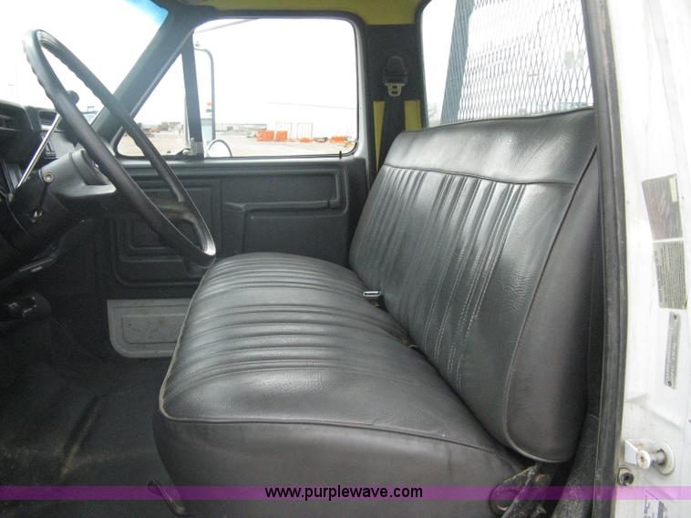 image for item A6096 1994 Ford F700 flatbed truck