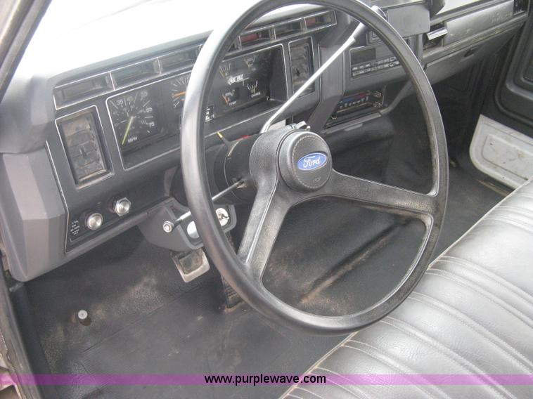 image for item A6096 1994 Ford F700 flatbed truck