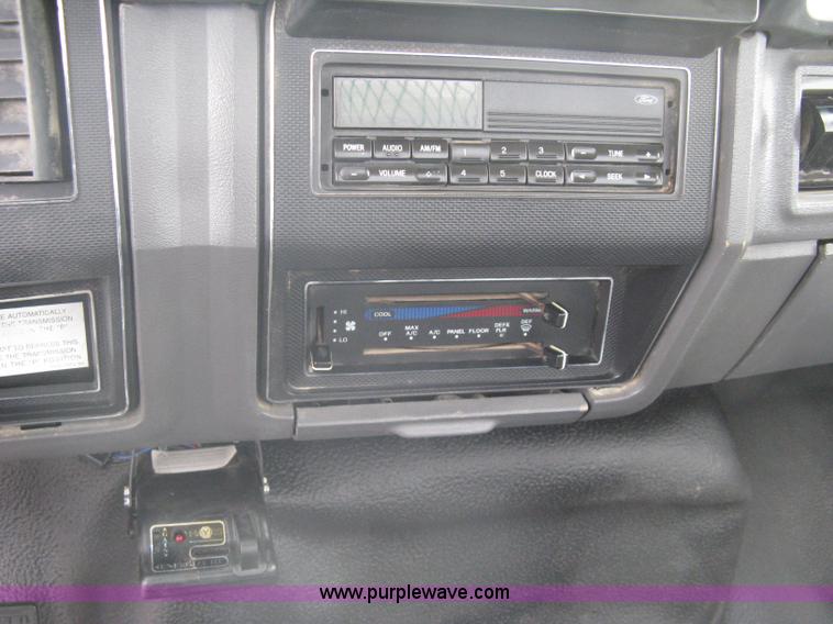 image for item A6096 1994 Ford F700 flatbed truck