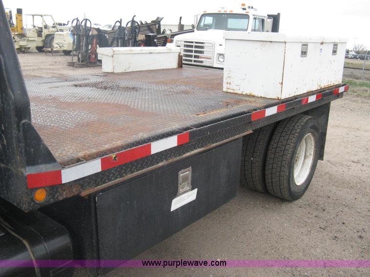 image for item A6096 1994 Ford F700 flatbed truck