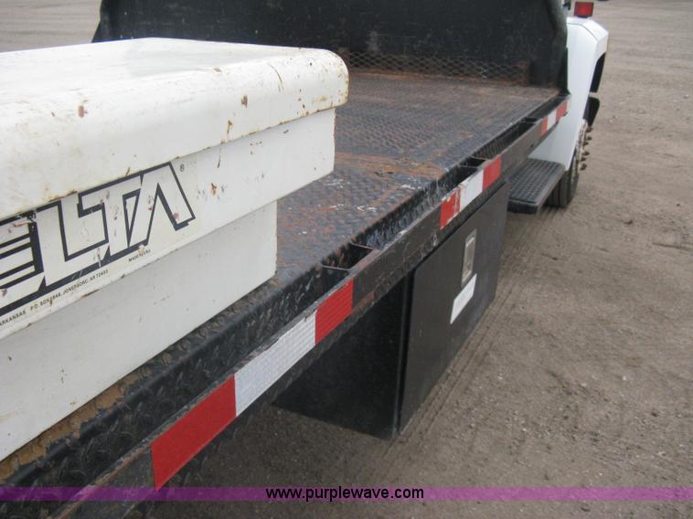 image for item A6096 1994 Ford F700 flatbed truck