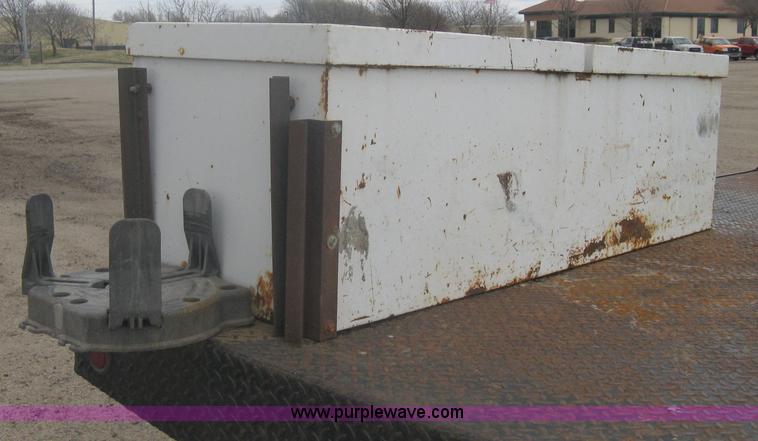 image for item A6096 1994 Ford F700 flatbed truck