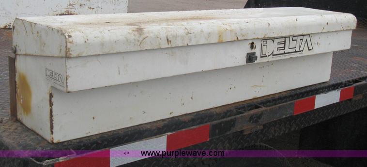 image for item A6096 1994 Ford F700 flatbed truck