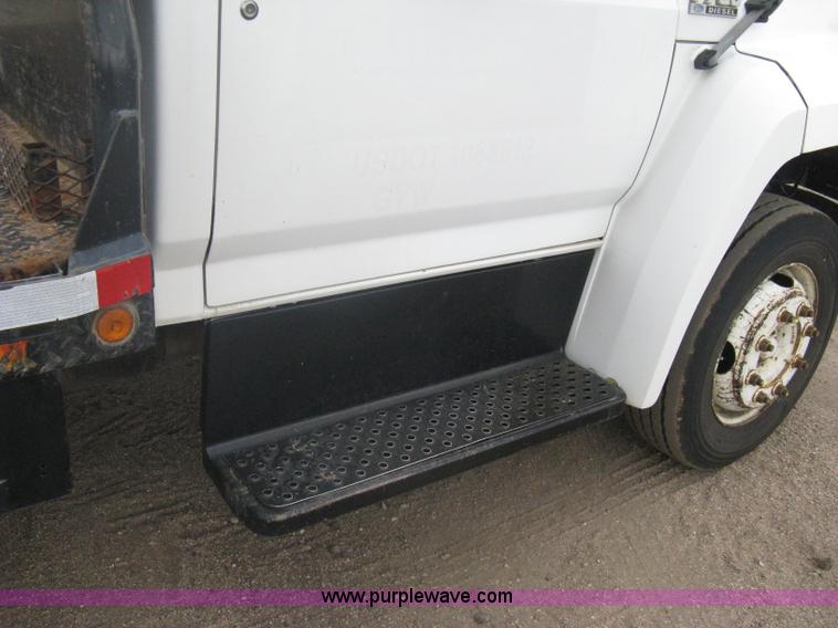 image for item A6096 1994 Ford F700 flatbed truck