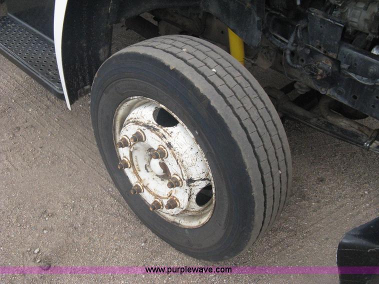 image for item A6096 1994 Ford F700 flatbed truck