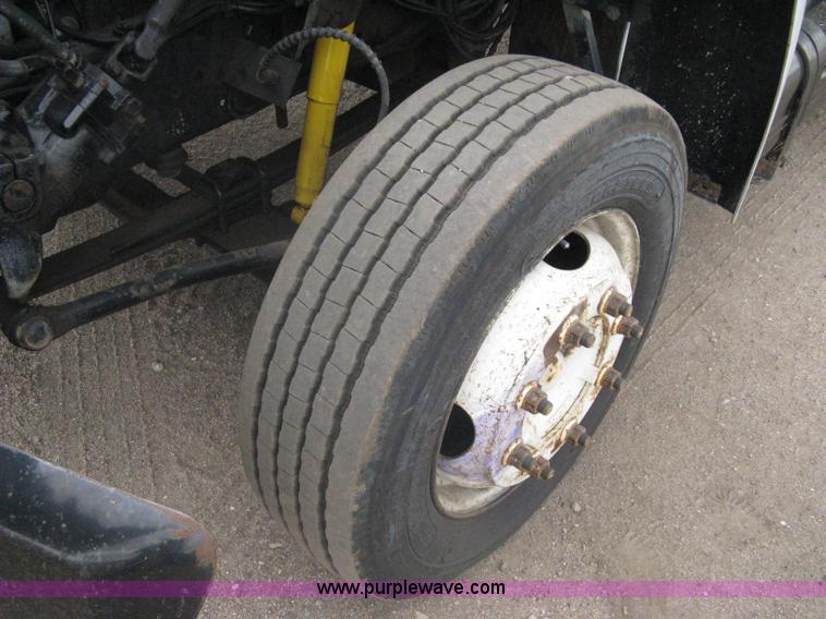 image for item A6096 1994 Ford F700 flatbed truck