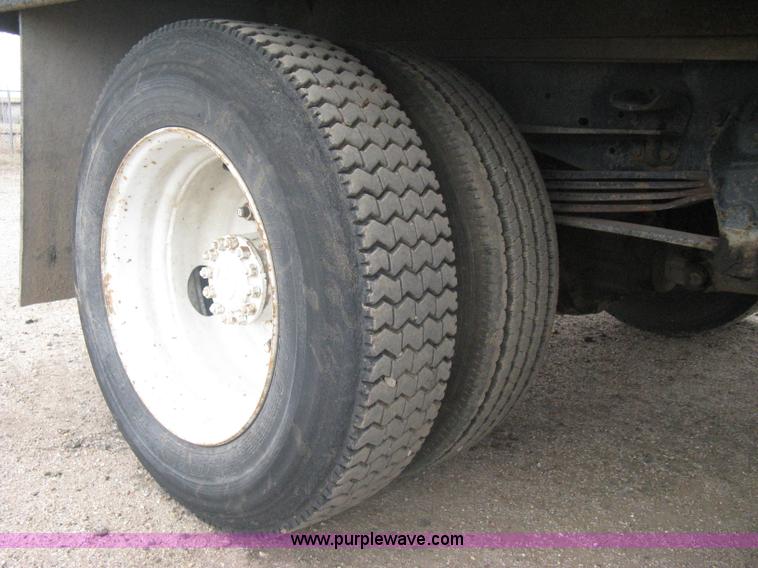 image for item A6096 1994 Ford F700 flatbed truck