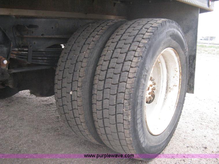 image for item A6096 1994 Ford F700 flatbed truck