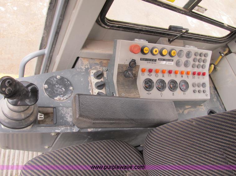 image for item B2619 2000 John Deere 655C track loader