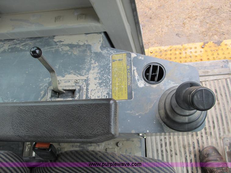 image for item B2619 2000 John Deere 655C track loader