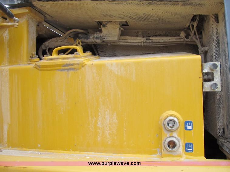 image for item B2619 2000 John Deere 655C track loader