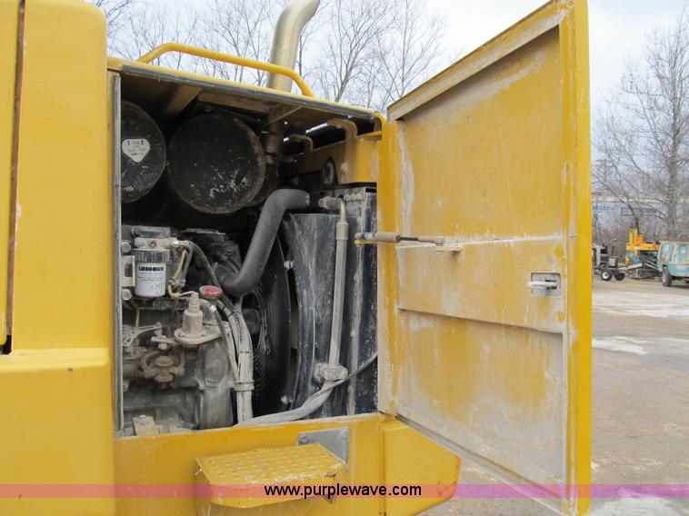 image for item B2619 2000 John Deere 655C track loader