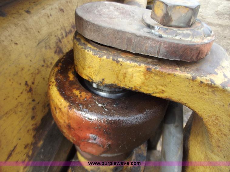 image for item B6285 1990 Caterpillar D4H dozer