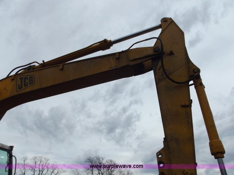 image for item B6286 2002 JCB JS220 excavator
