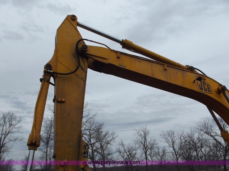 image for item B6286 2002 JCB JS220 excavator