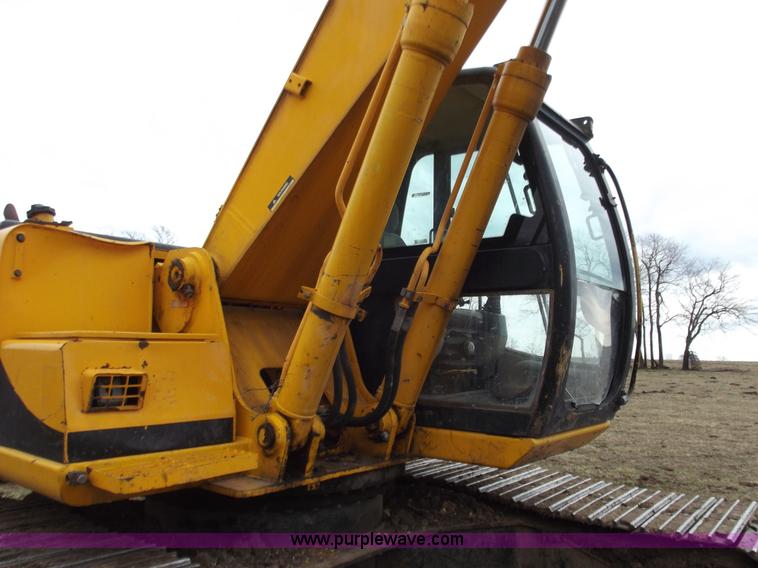 image for item B6286 2002 JCB JS220 excavator