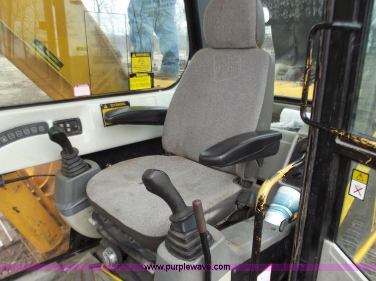 image for item B6286 2002 JCB JS220 excavator