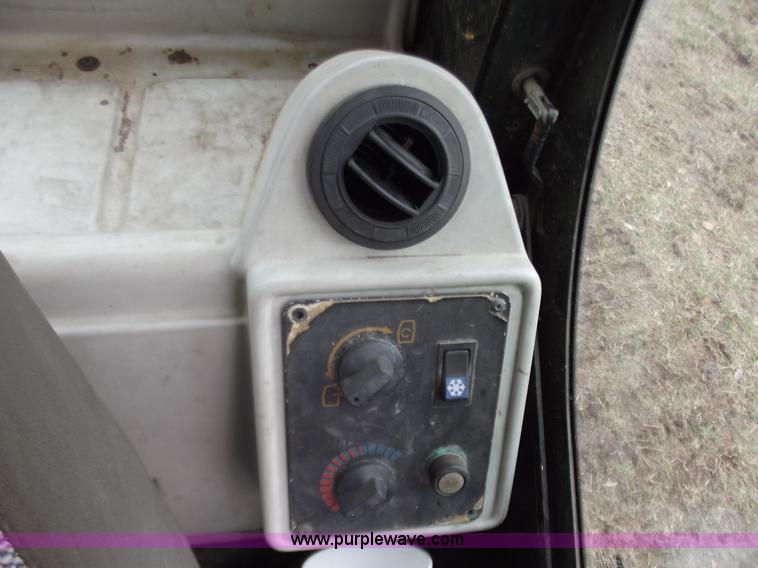 image for item B6286 2002 JCB JS220 excavator