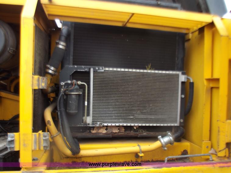 image for item B6286 2002 JCB JS220 excavator