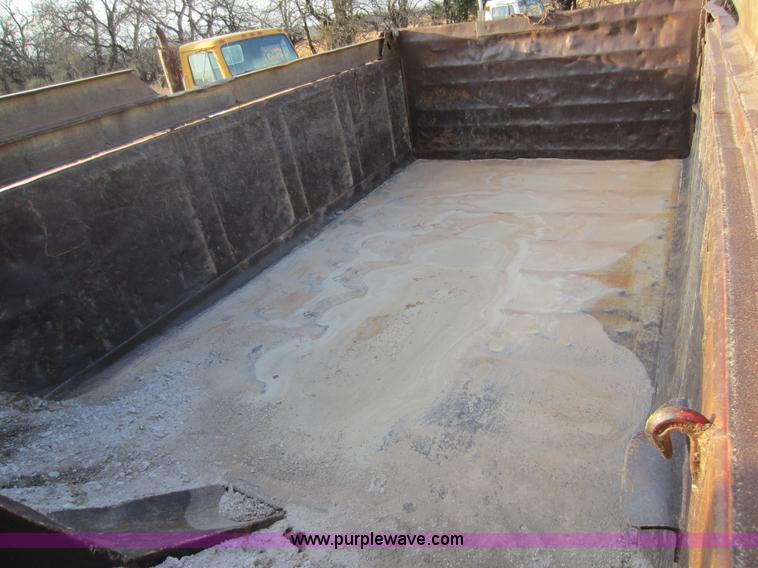 image for item C5346 1992 International 4900 dump truck