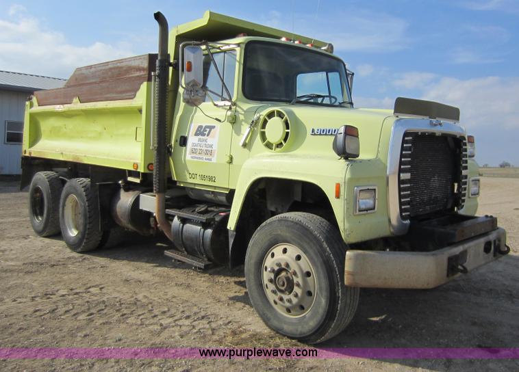 image for item C5365 1993 Ford LT9000 dump truck