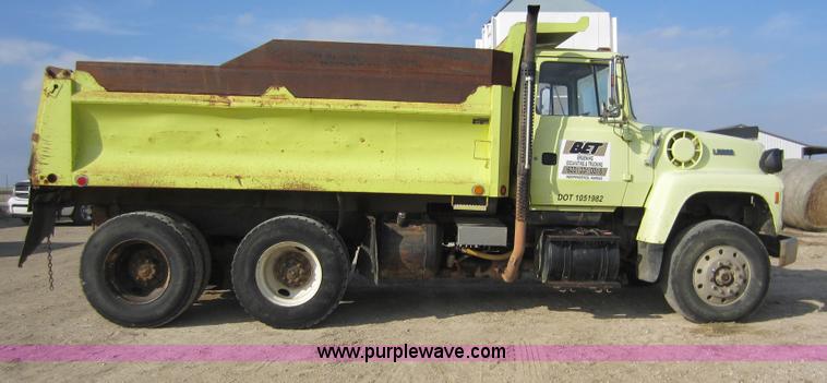 image for item C5365 1993 Ford LT9000 dump truck