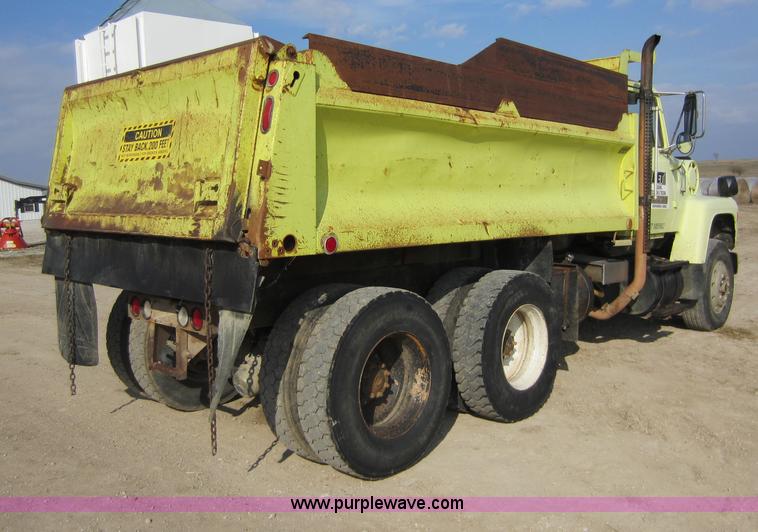 image for item C5365 1993 Ford LT9000 dump truck